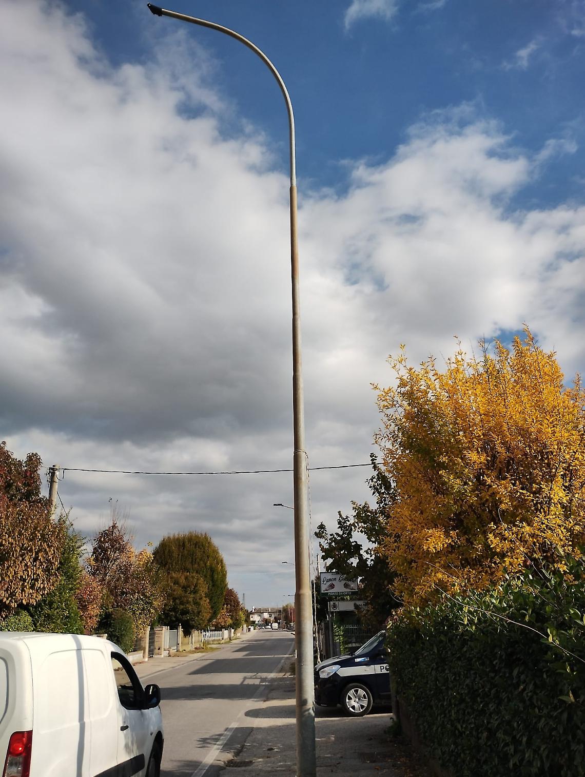 Lampione danneggiato in via ronchi
