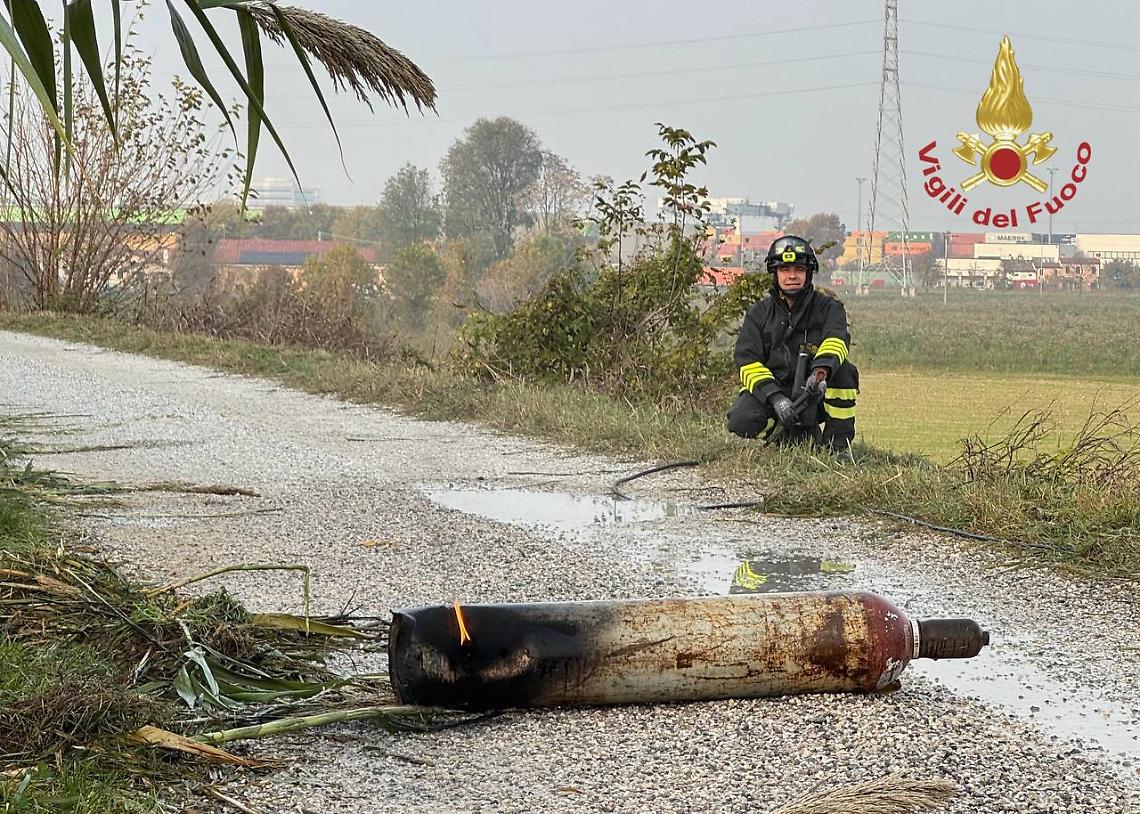 Padova, paura sul lungargine: bombola di acetilene prende fuoco durante lavori di sfalcio