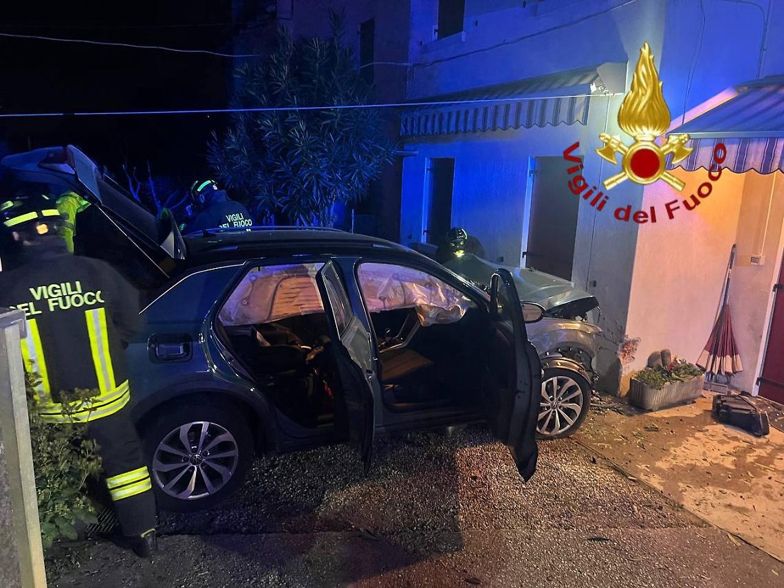 Povegliano, auto fuori controllo nella notte: conducente estratto dalle lamiere