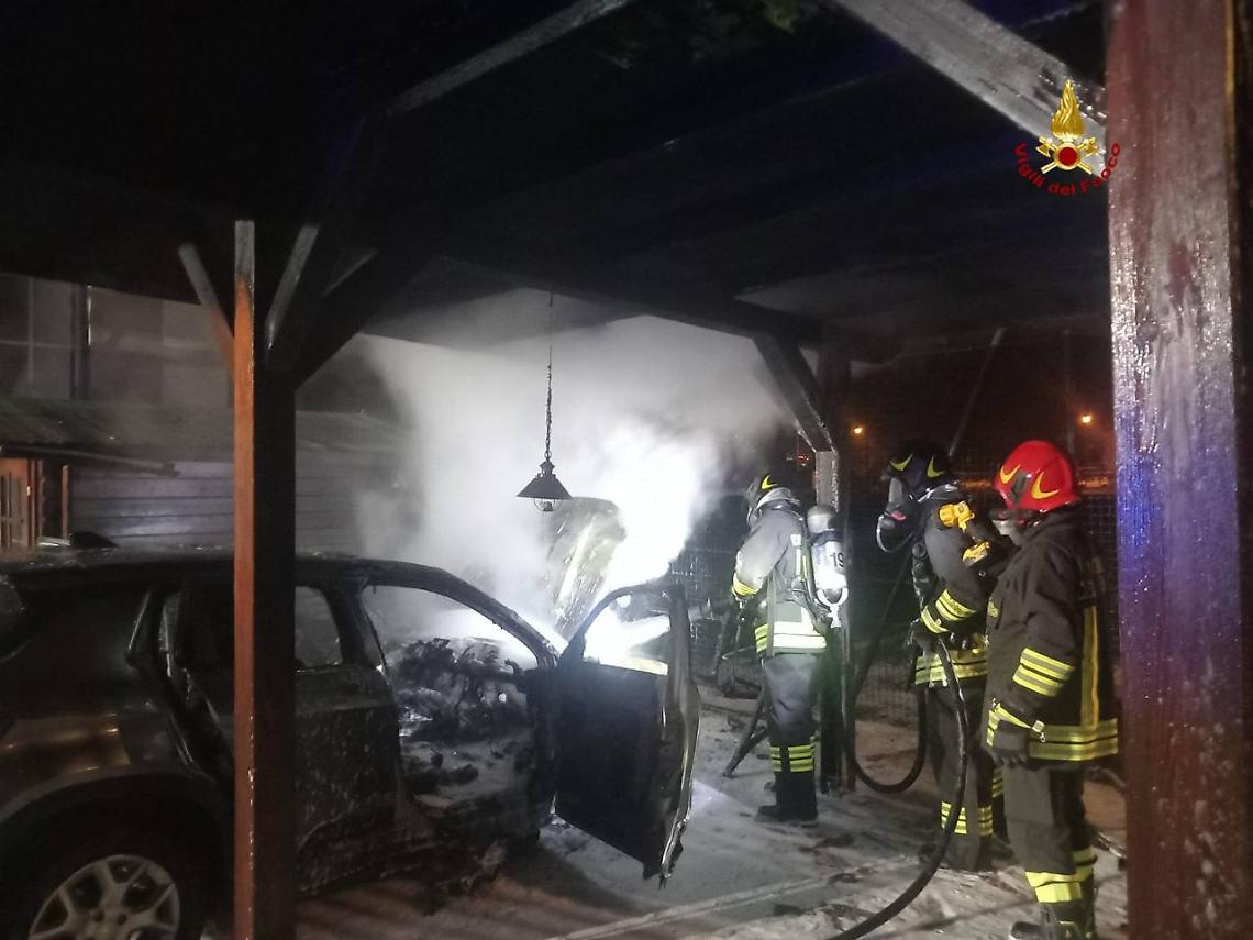Auto nuova in fiamme a ridosso della porta: paura a Montecchio Maggiore, ma nessun ferito