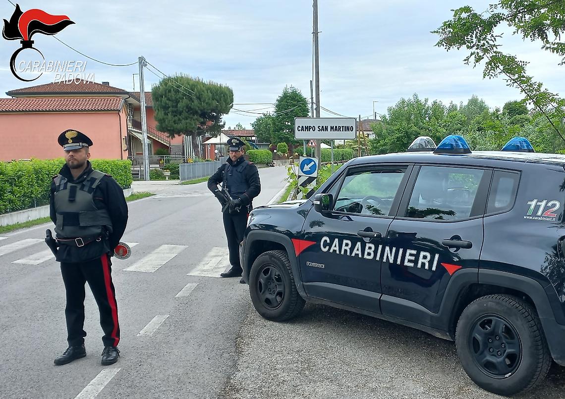 Lite in un locale di Campo San Martino: 69enne minaccia un uomo con un coltello