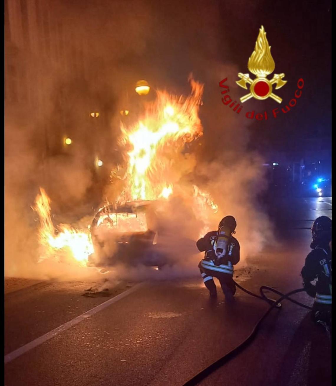 Montebelluna, auto in fiamme in via Dalmazia: tempestivo intervento dei vigili del fuoco
