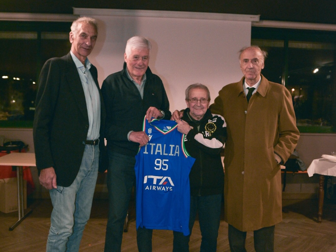 Fabio Fabiano festeggia i suoi 95 anni con la dirigenza del Petrarca Basket