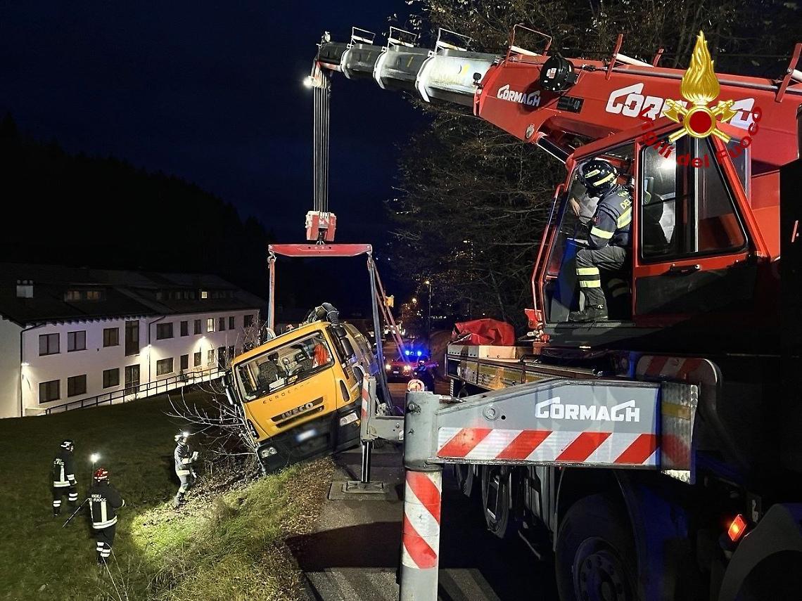 Spazzatrice finisce fuori strada a Domegge: intervento dei Vigili del Fuoco