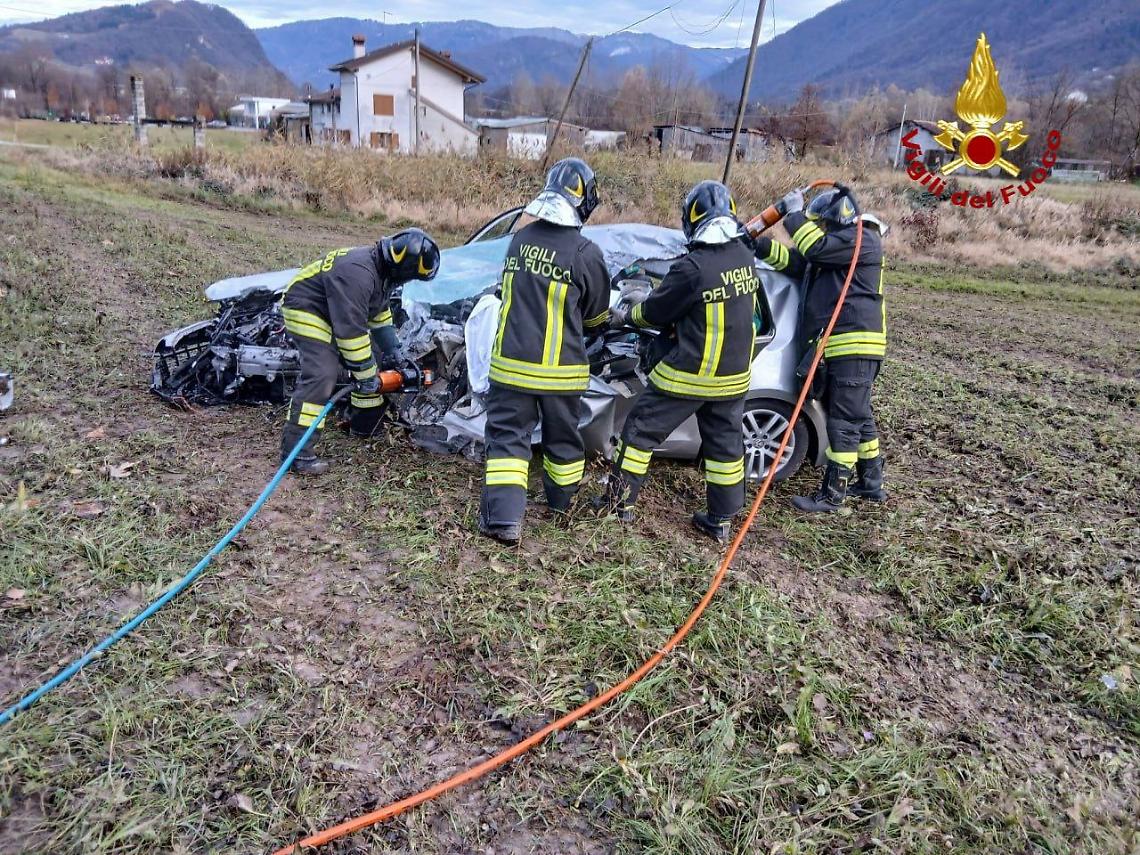 I Vigili del Fuoco liberano il neonato incastrato tra le lamiere