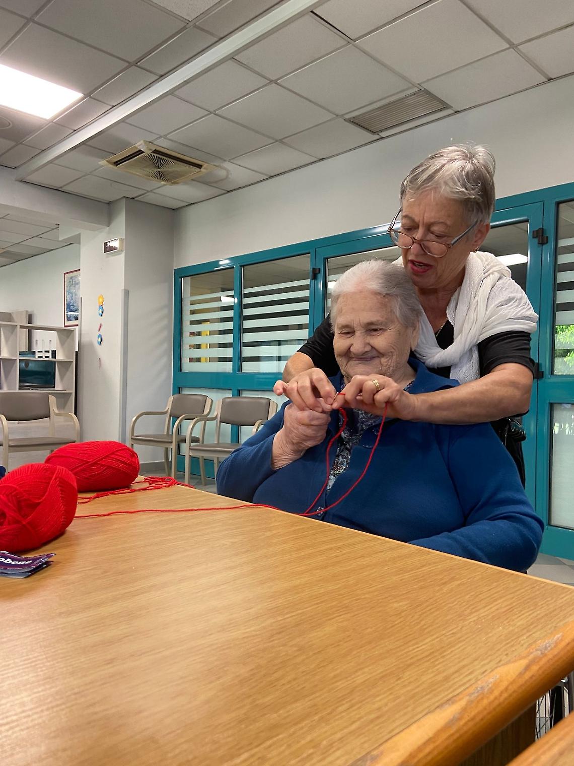 600 rose all’uncinetto contro la violenza sulle donne: l’iniziativa della Residenza Francescon