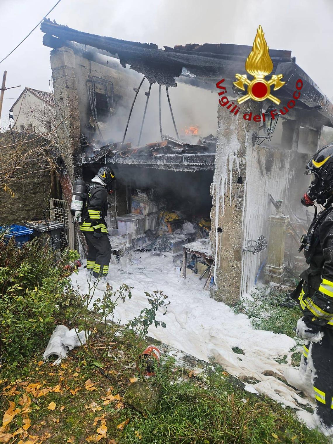 Incendio a Castello di Godego: i Vigili del Fuoco salvano le aree circostanti