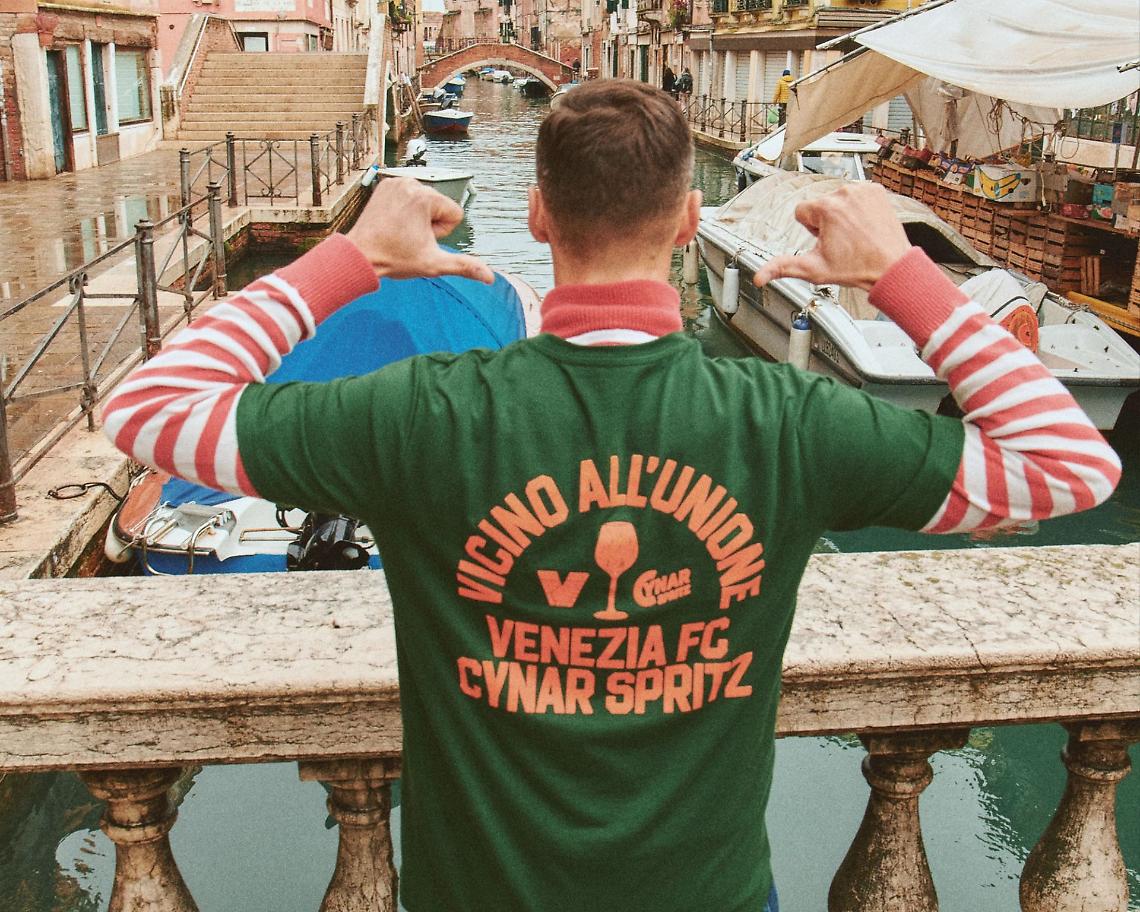 Venezia FC e Cynar Spritz, nasce la nuova capsule invernale: stile e identità lagunare in un’unica collezione