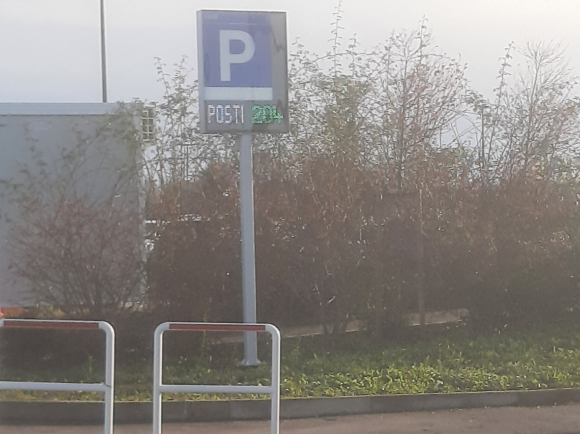 Il cartello indica 204 posti liberi, ma la gente preferisce parcheggiare in divieto di sosta a bordo strada