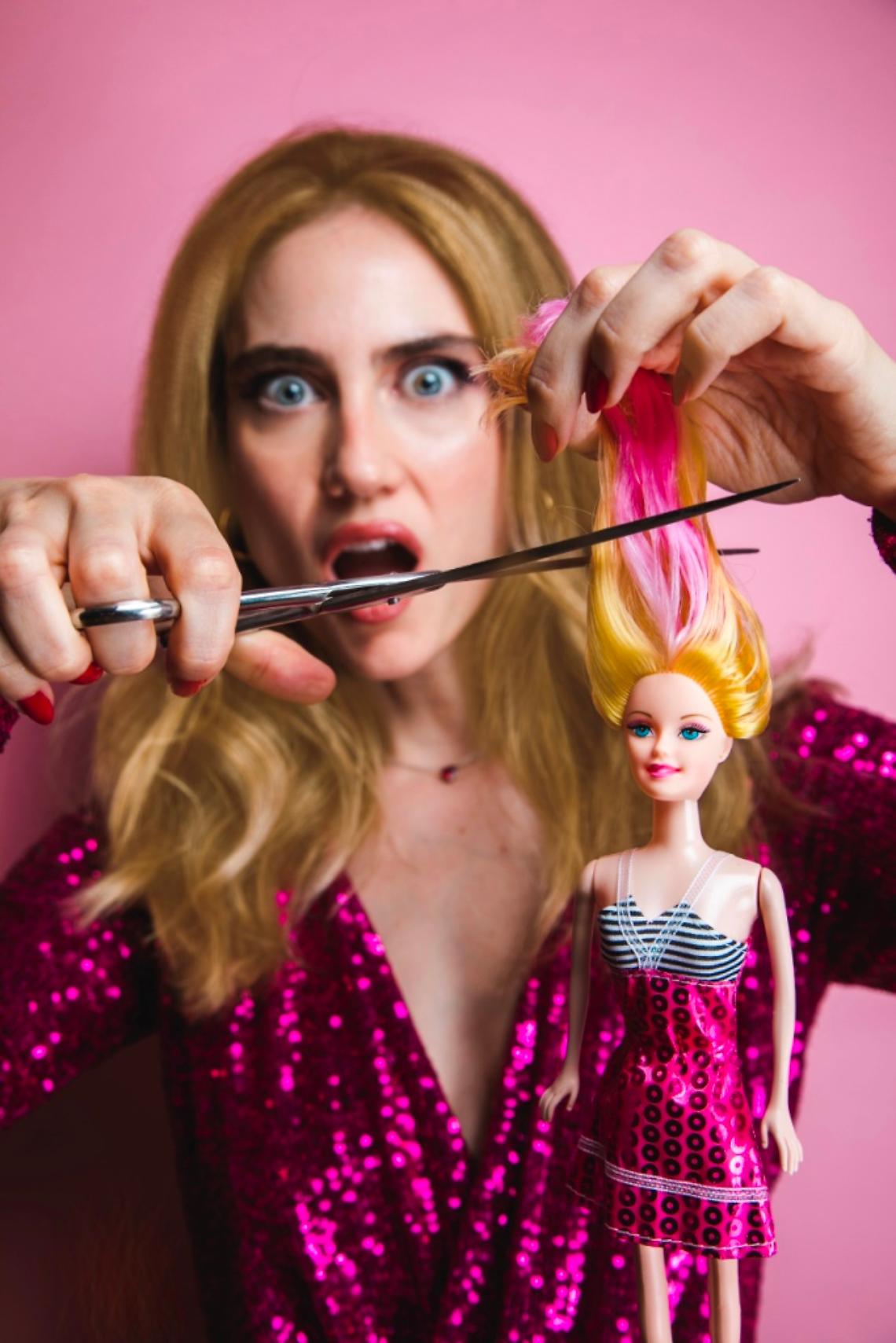 “Vita da bionda”: ironia e riflessione sullo stereotipo al Teatro Spazio Bixio