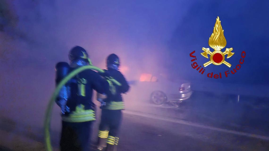 Auto in fiamme sulla tangenziale di Paese: attimi di paura, illeso il conducente