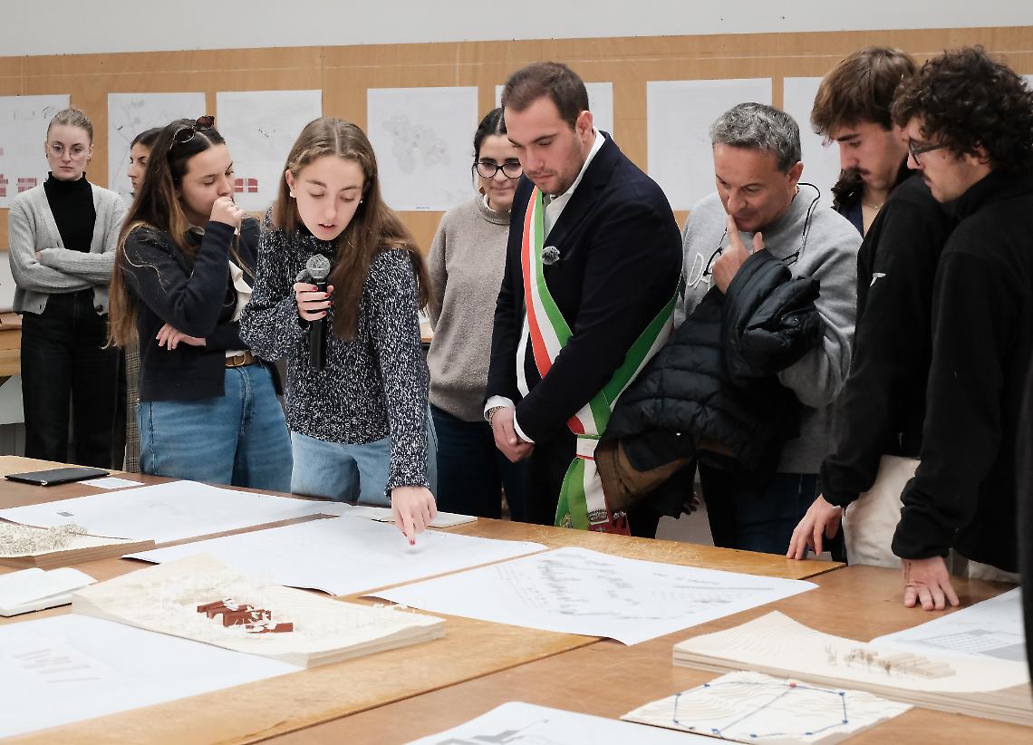 Gli studenti presentano i propri progetti al sindaco Andrea Schivo