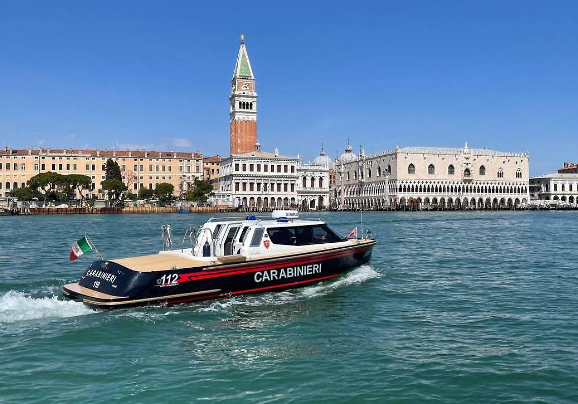 Venezia, stretta dei Carabinieri contro il commercio abusivo in centro storico