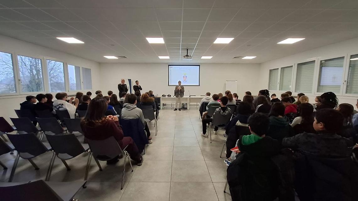 Legnaro. l'Arma incontra gli alunni della "Verdi"