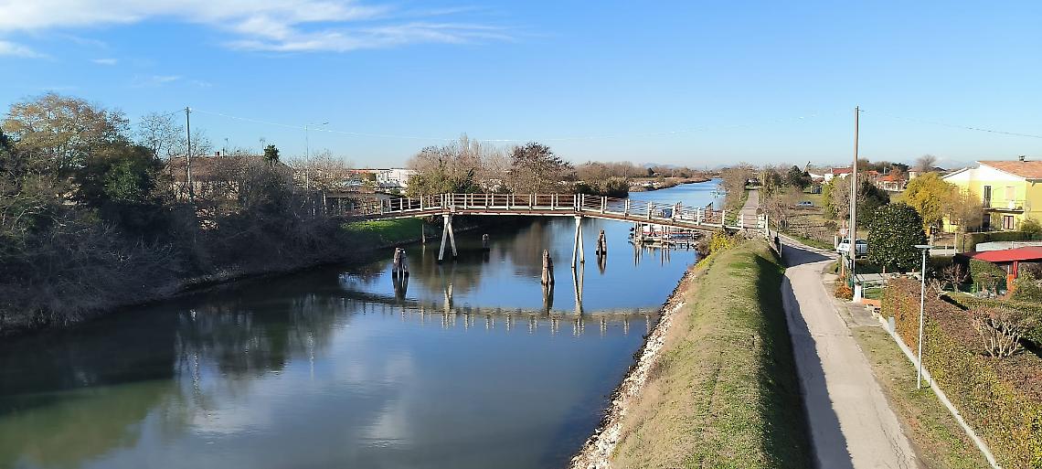 Riaperto il ponte sul canale Nuovissimo a Valli: tornano i collegamenti essenziali per la frazione