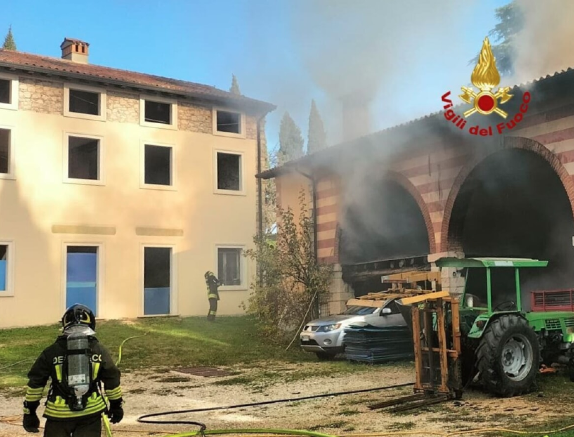 Incendio a Soave: barchessa distrutta, salvo l’abitato