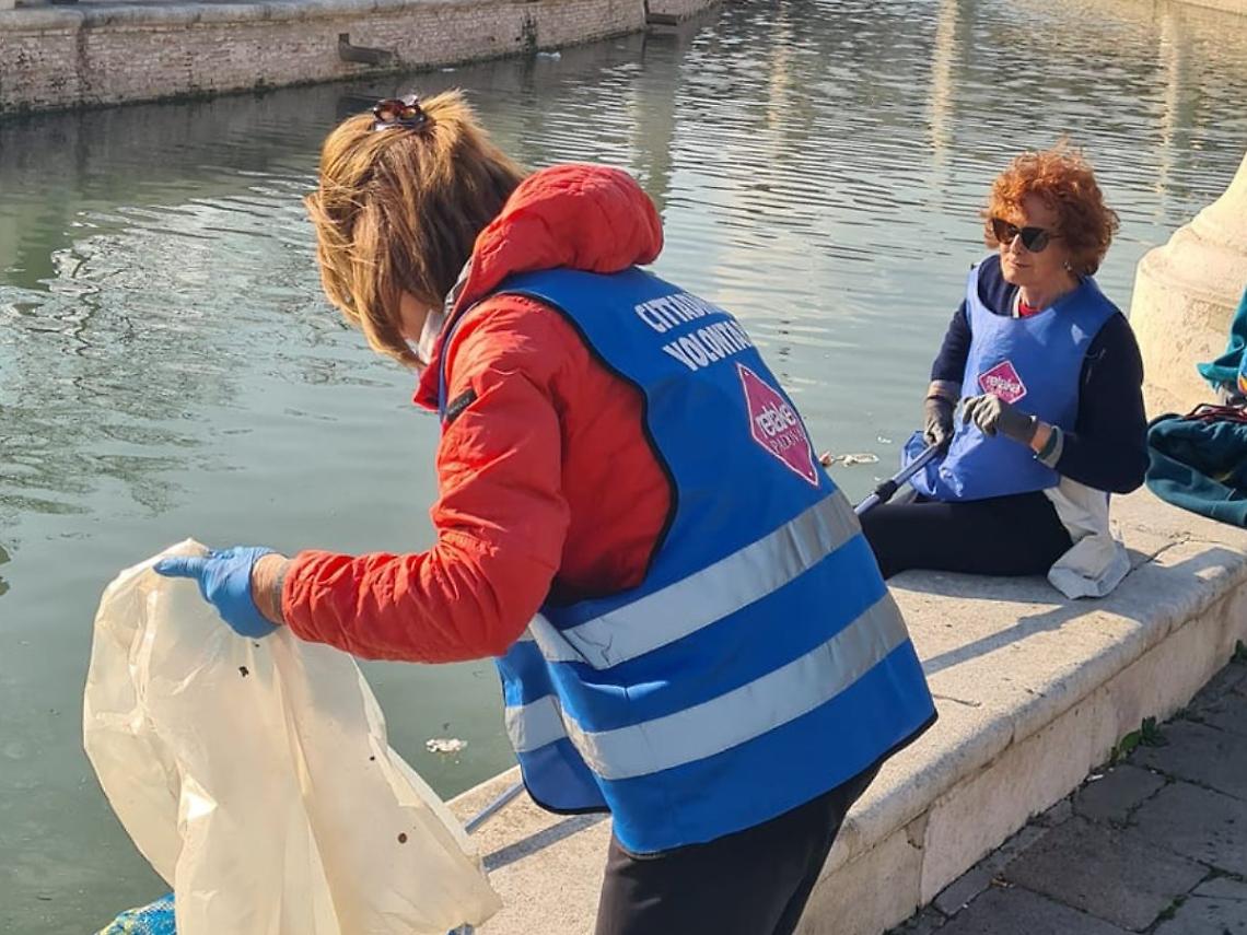 Padova: giovani in azione domenica a Prato della Valle contro i mozziconi