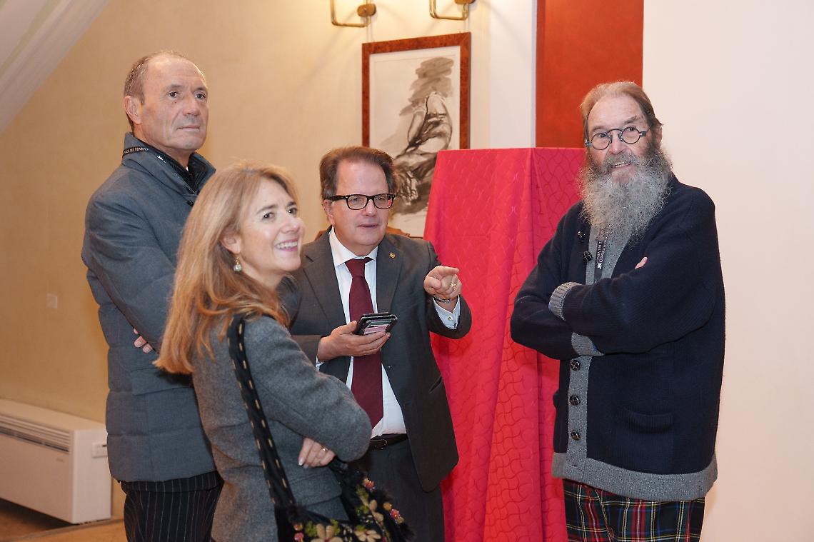 Il Maestro veneziano Gianmaria Potenza regala al Veneto la sua scultura ‘Grappolo d’uva’