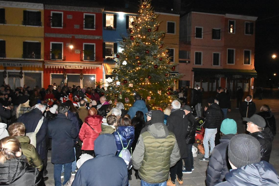 Burano si illumina: grande albero acceso dai bambini dell’isola