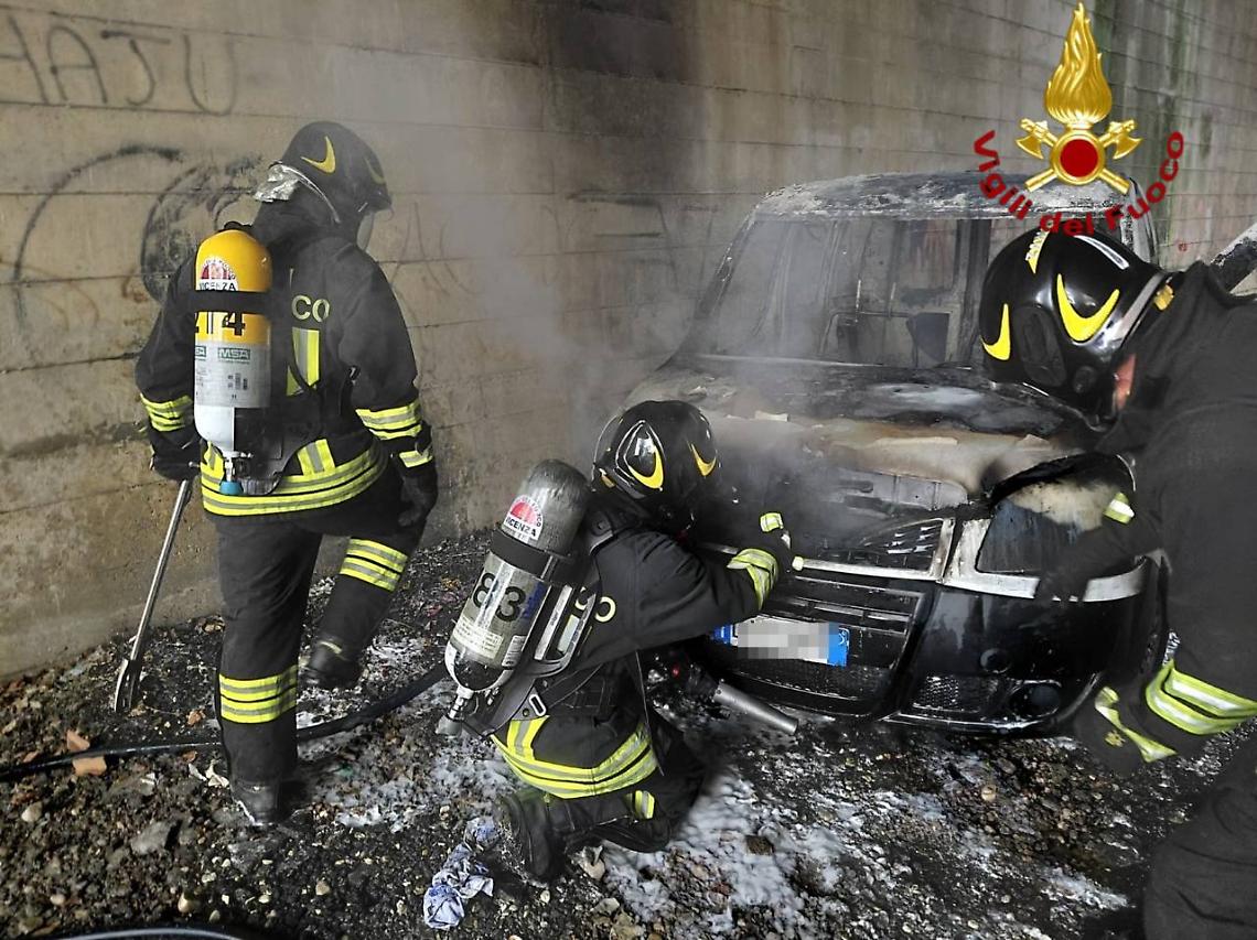 Auto in fiamme sotto il ponte dell’autostrada: intervento dei Vigili del Fuoco a Torri di Quartesolo