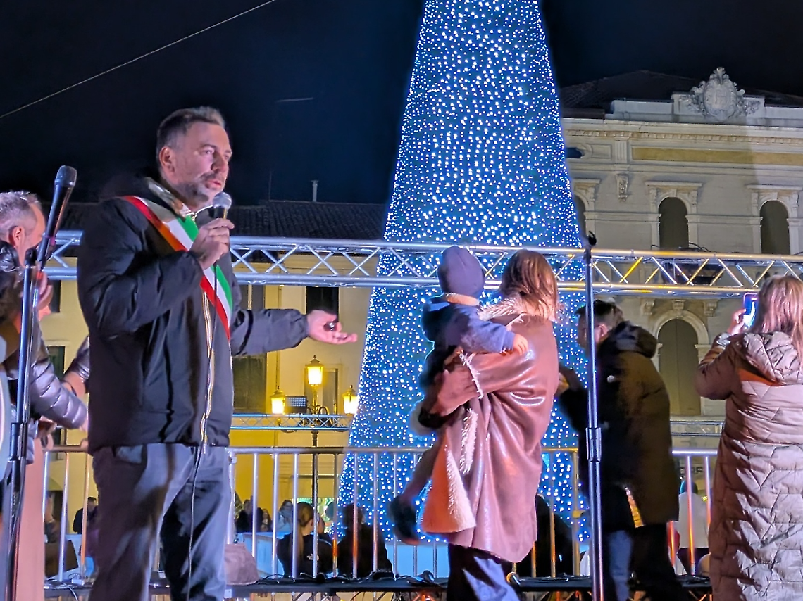 Il sindaco Luca Pierobon all'accensione delle luci sull'abete di Natale