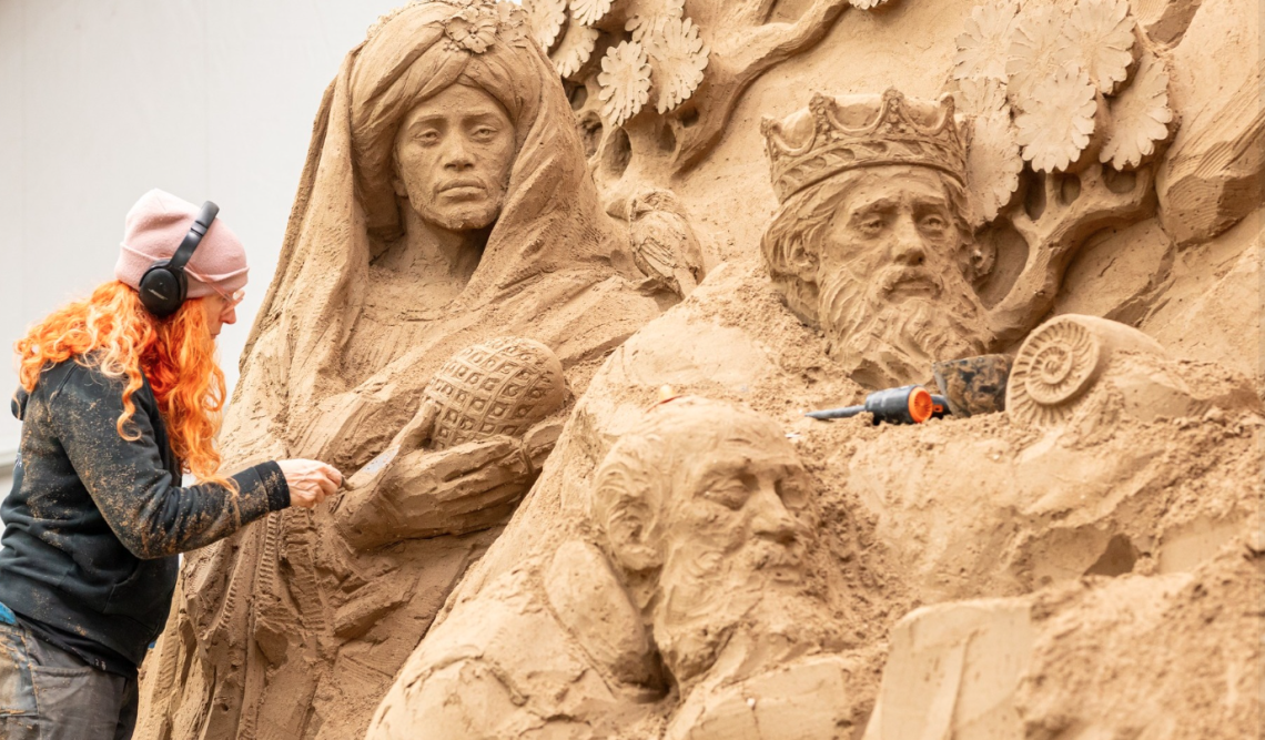 Jesolo Sand Nativity 2025: un presepe di sabbia celebra il Cantico delle Creature e l’armonia tra le religioni