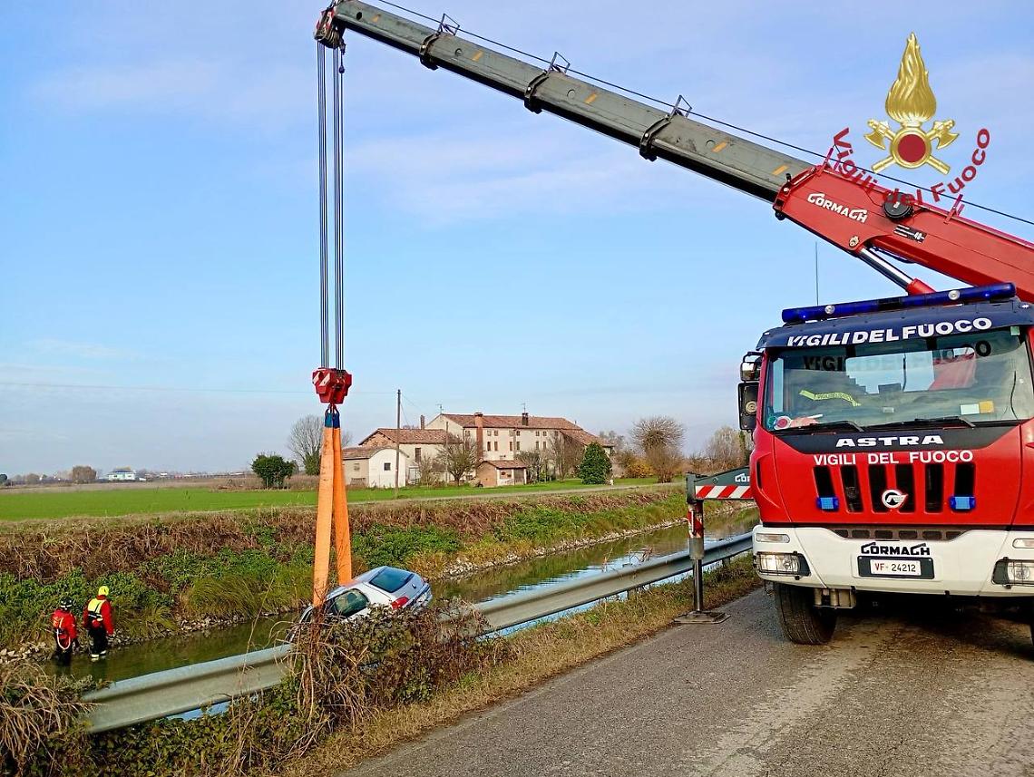 Auto finisce nel canale a Villanova del Ghebbo: conducente illesa
