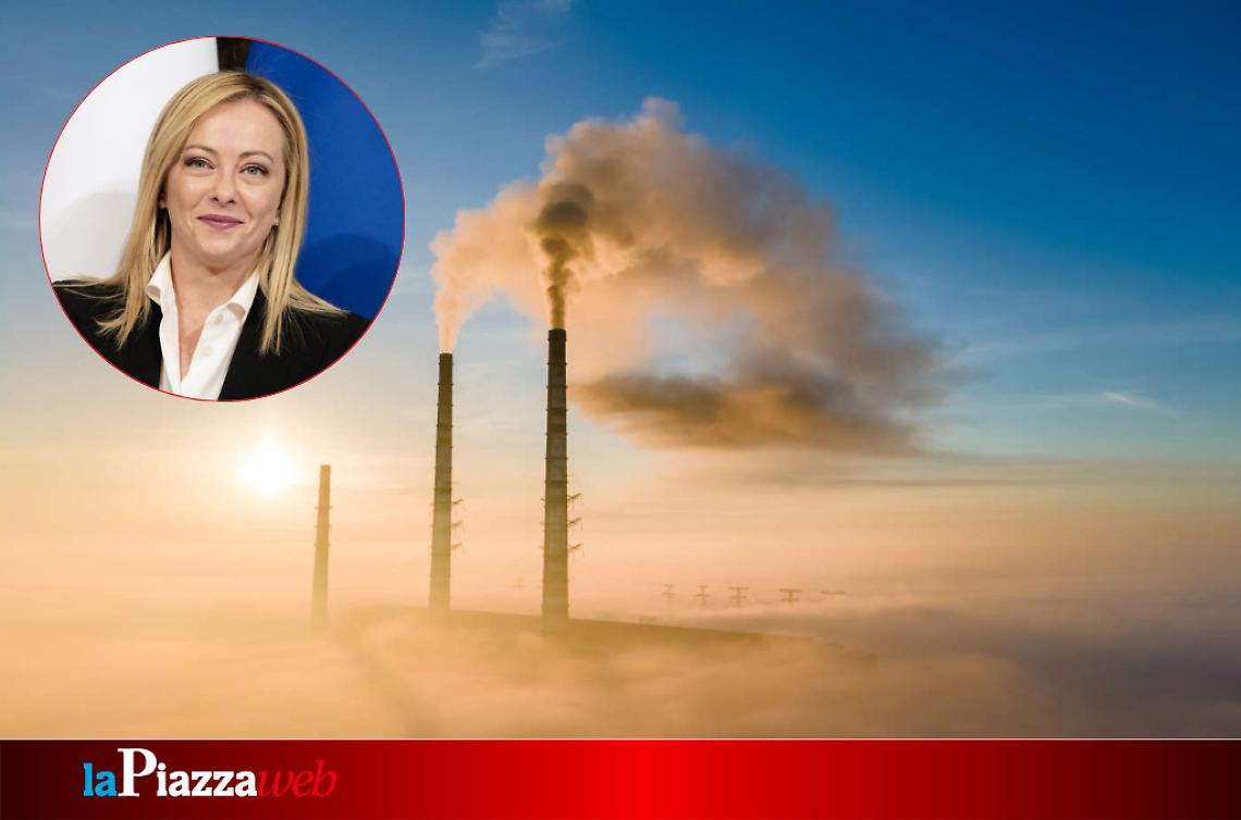 La premier Giorgia Meloni, sullo sfondo un'esempio di inquinamento atmosferico