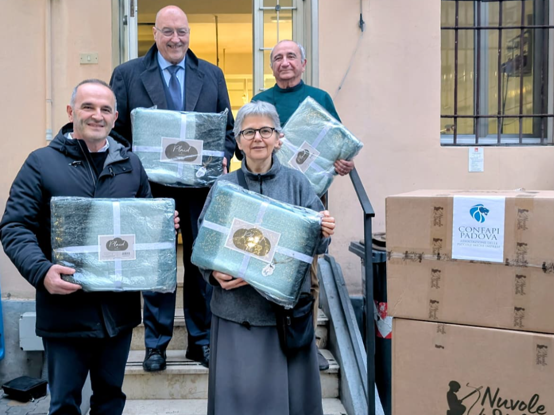 La consegna delle coperte a suor Albina