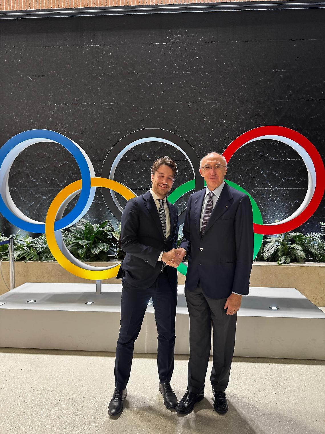 All’aeroporto Marco Polo si accende l’albero olimpico: SAVE celebra il Natale con Milano Cortina 2026