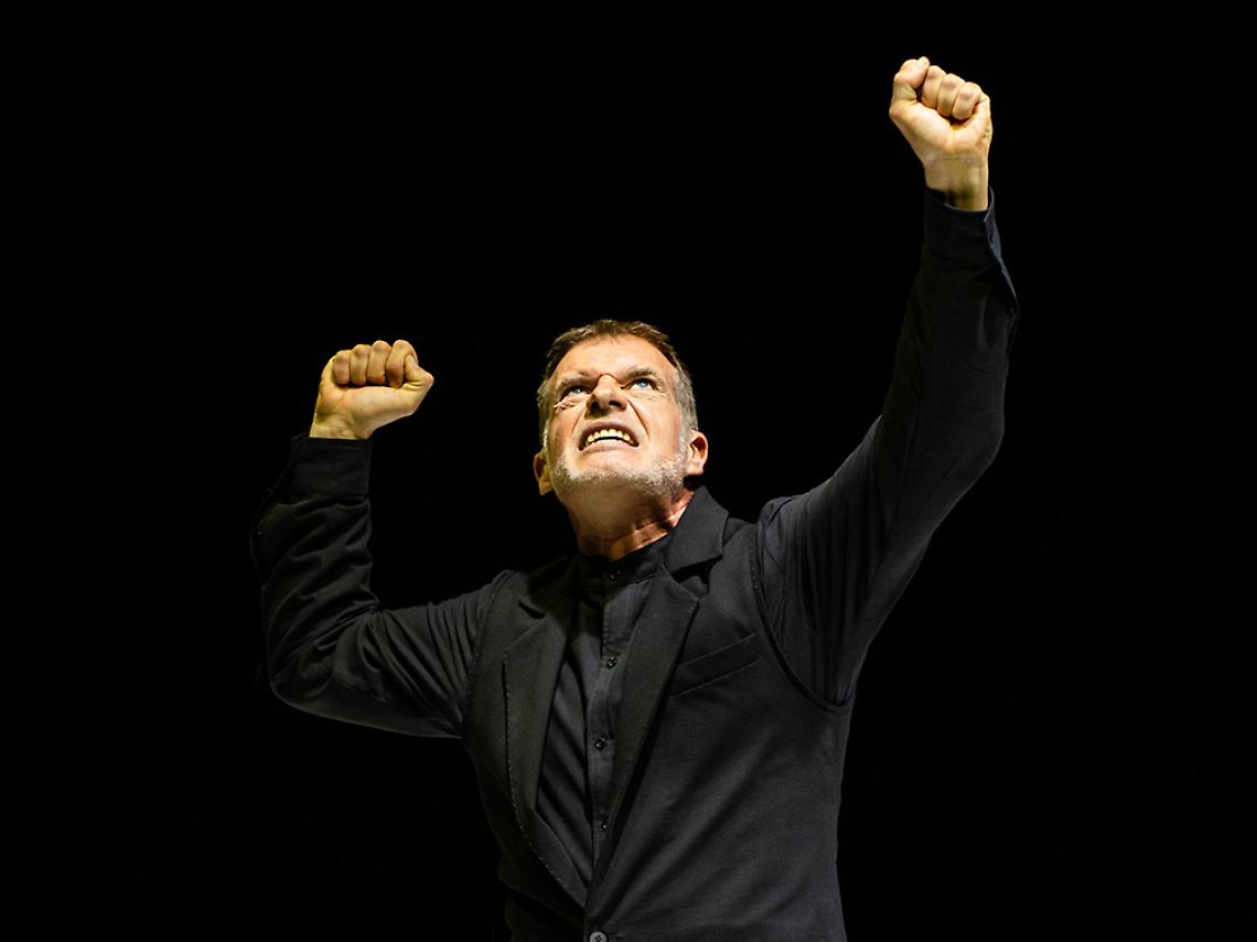 Stefano Massini in una replica dello spettacolo