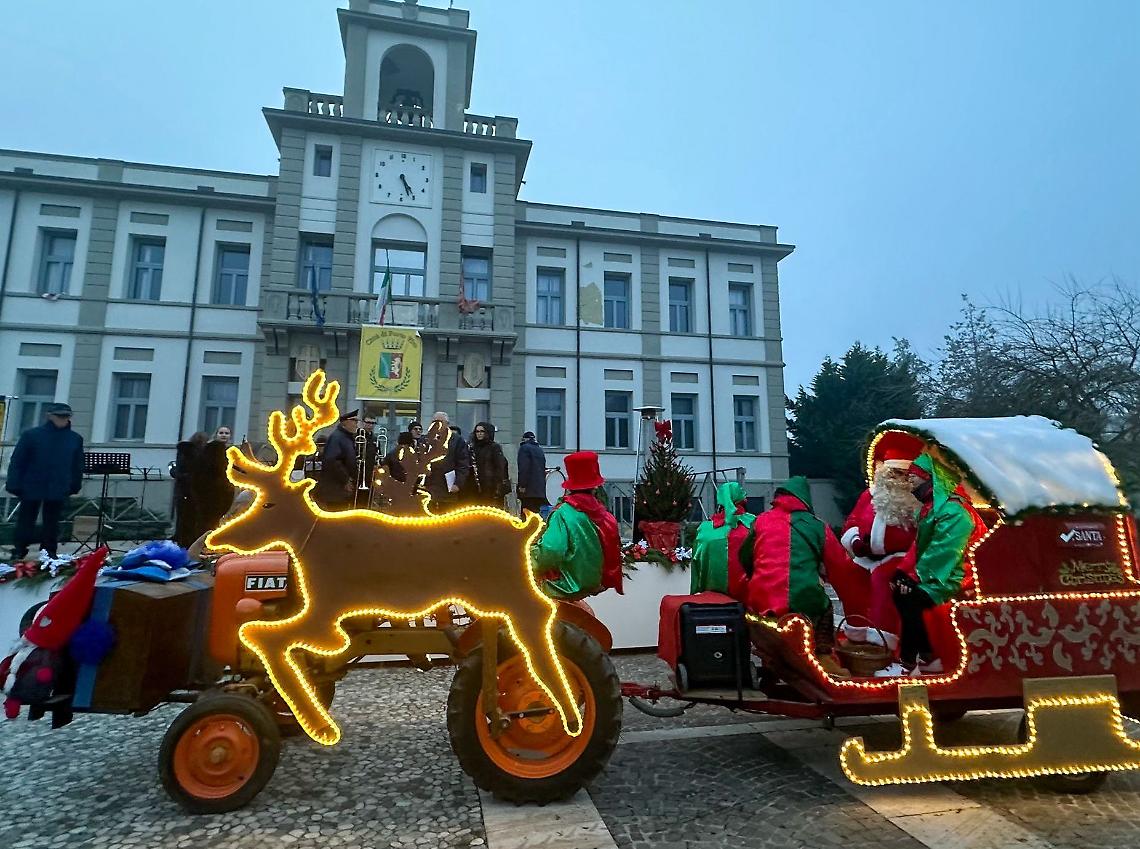 Porto Viro, la citt&agrave; si illumina: inaugurato il Natale 2025 tra luci, casette e pista di pattinaggio