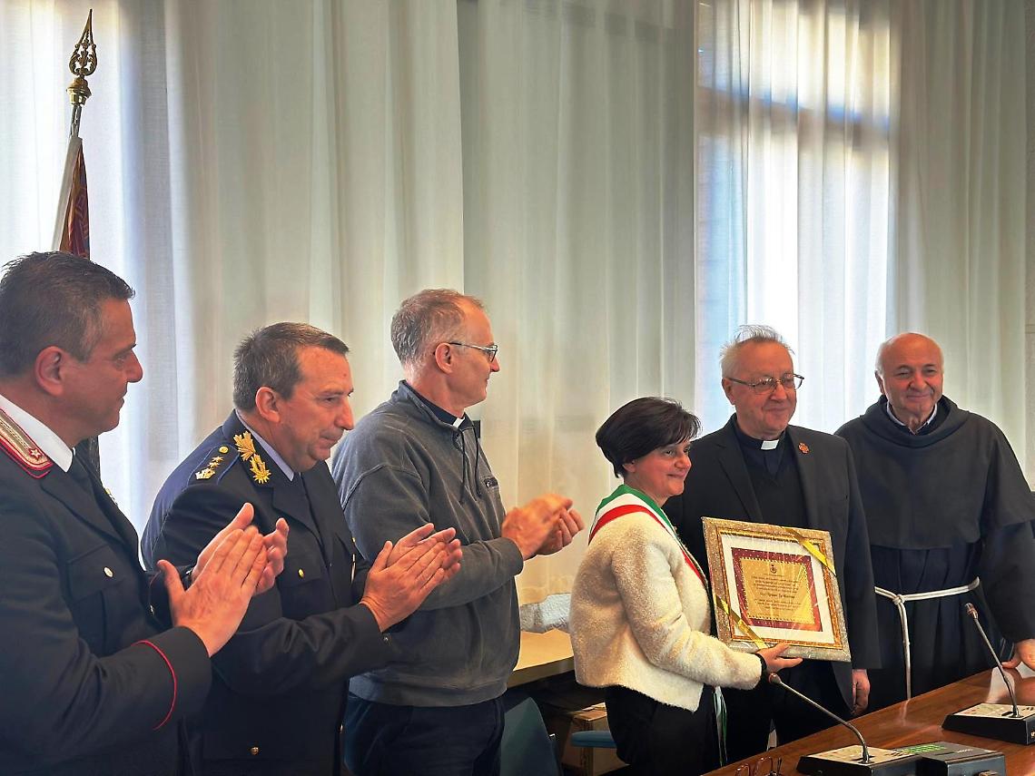 Conferimento targa di ringraziamento a Don Bruno Bevilacqua