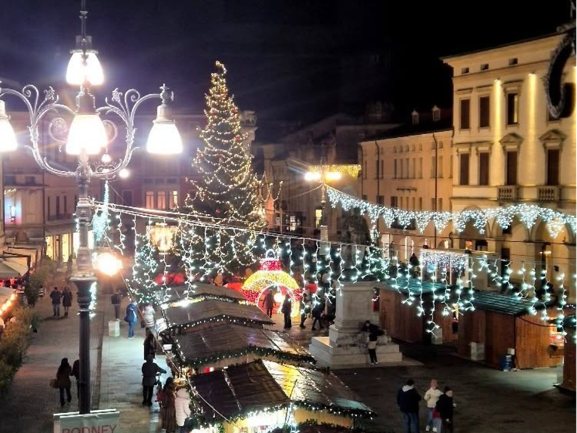 Foto delle bancarelle di Natale