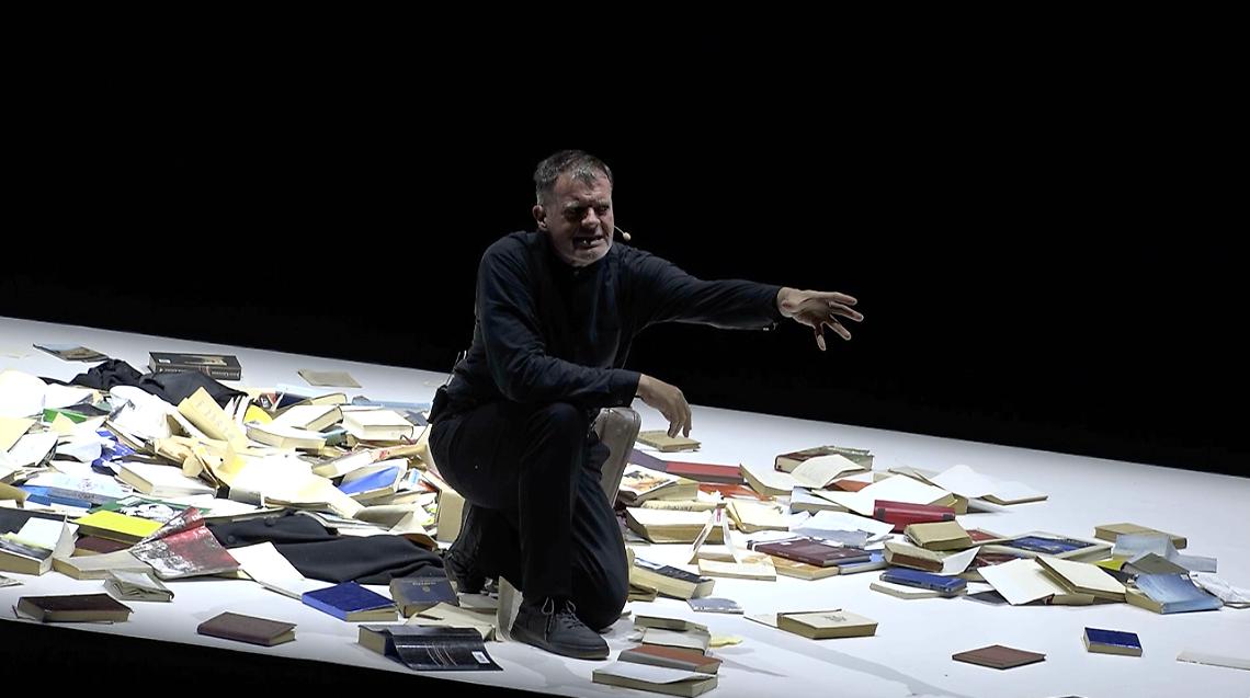 Stefano Massini porta in scena “Main Kampf”: un’indagine teatrale sul potere distruttivo delle parole