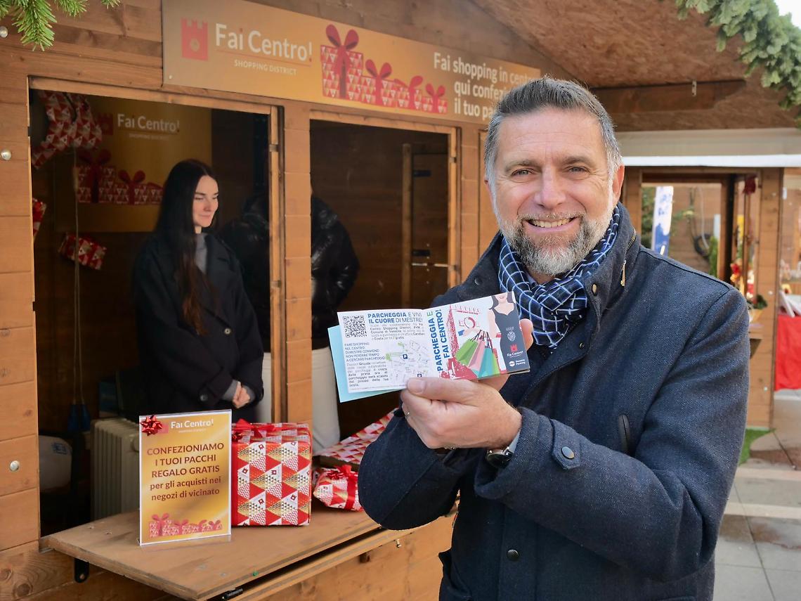 L'assessore Costalonga ai banchetti del progetto