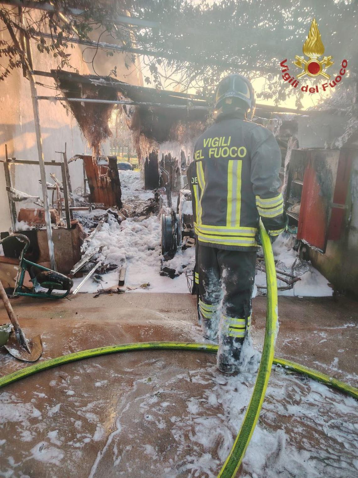 Povegliano, incendio in un deposito agricolo: esplodono due bombole GPL
