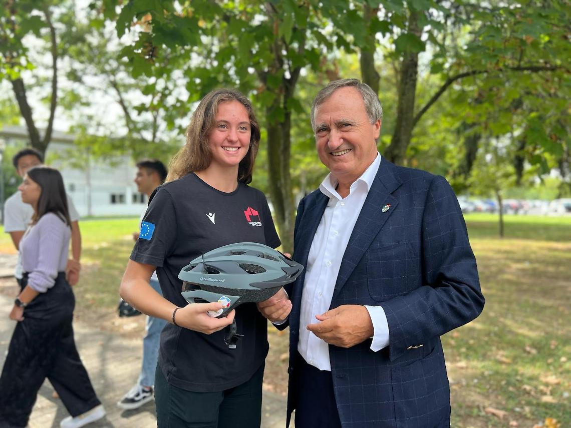 Il sindaco Brugnaro in visita agli studenti coinvolti nell'iniziativa