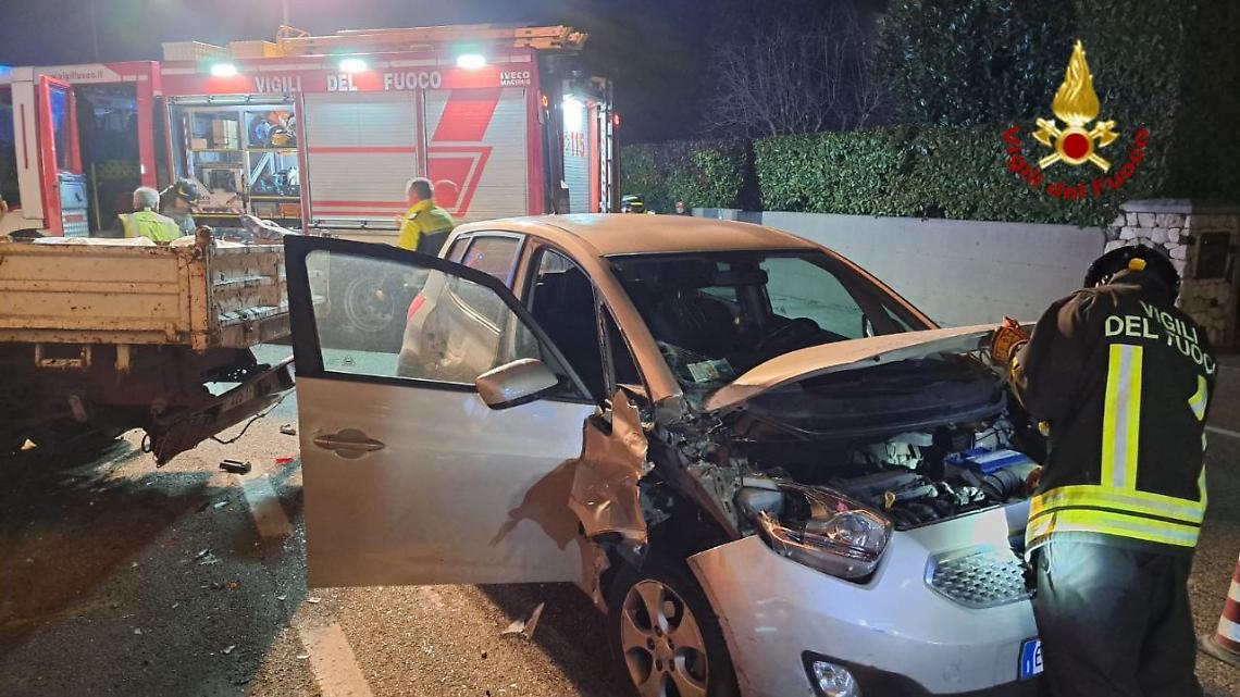 Incidente stradale a Dueville: due feriti, intervento dei Vigili del Fuoco