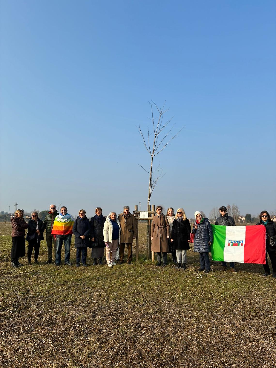 Commemorazione di Jina Masha Amini davanti all’albero a lei dedicato al Bosco della Pace