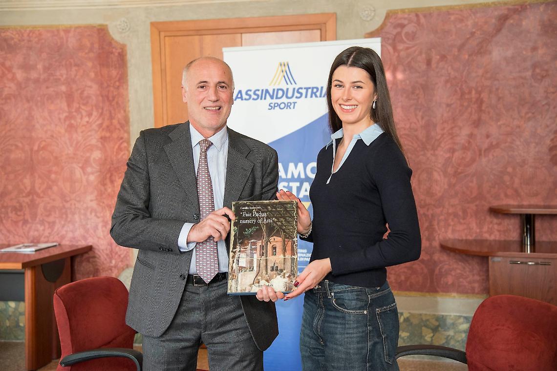 La consegna del premio a Amy Grace Hunt