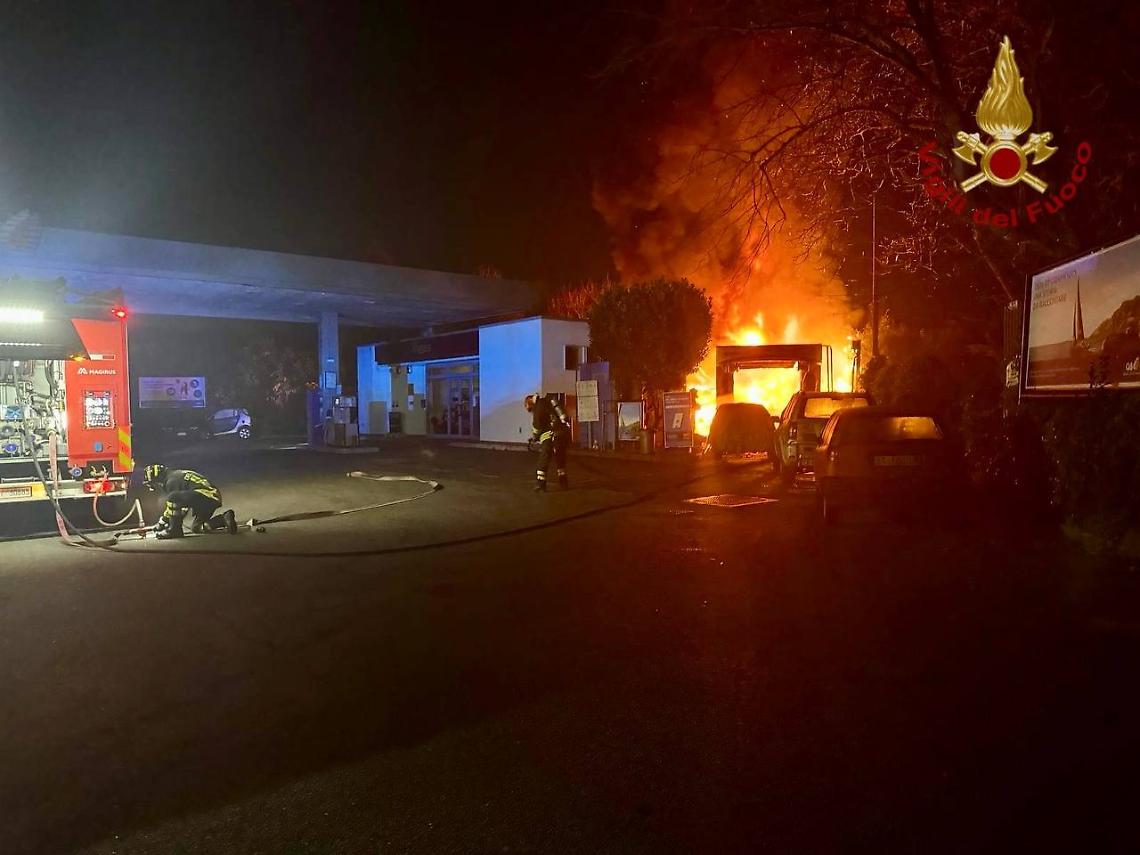 Incendio nella notte a Mira, in fiamme l&rsquo;autolavaggio di un distributore
