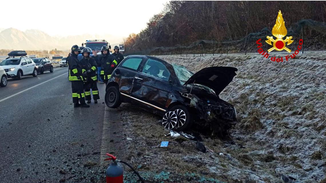 Auto esce di strada sulla SS50 a Boscon: un ferito