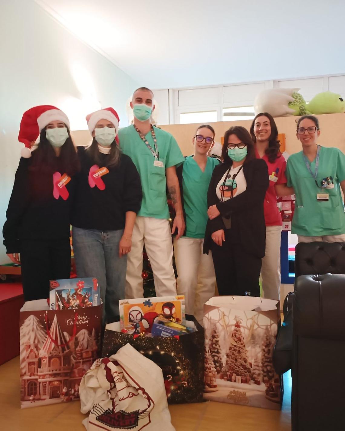 La magia del Natale entra in corsia: doni e sorrisi ai piccoli pazienti del San Bortolo