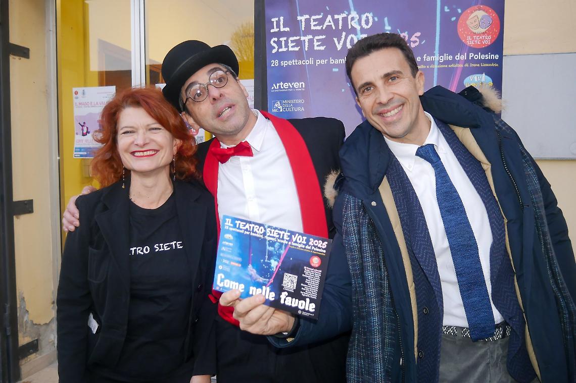 Risate e magia a Stienta: il pubblico conquista &ldquo;Il mago e la valigia&rdquo;