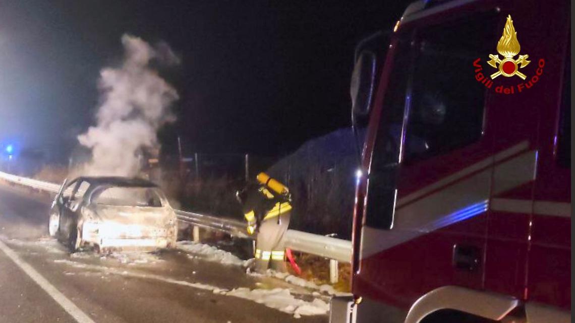 Colle Santa Lucia, incendio di un&rsquo;auto sulla SR 203: strada chiusa temporaneamente