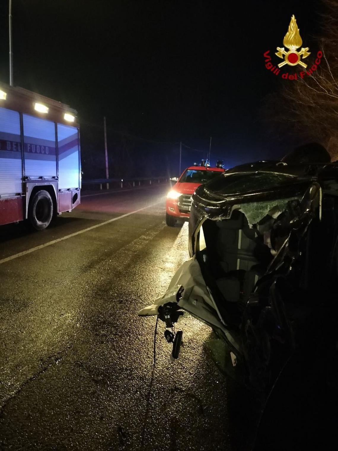 Incidente a Setteville: auto esce di strada, conducente liberato dai Vigili del Fuoco