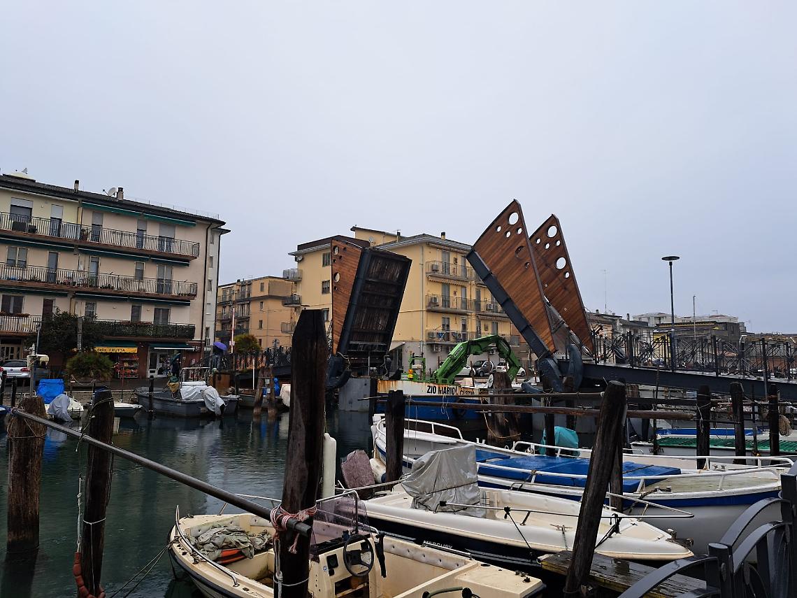 Ponte Saloni, stop al passaggio pedonale: lavori prorogati fino a domani