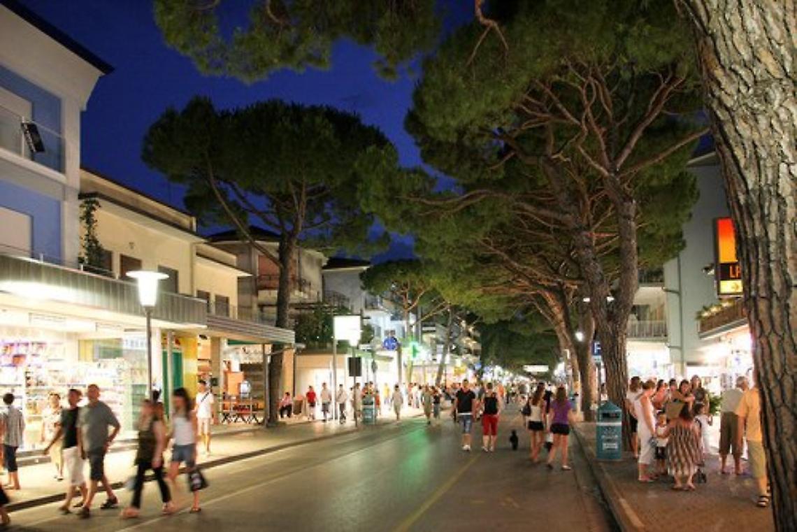 Il centro di Jesolo in una sera d'estate