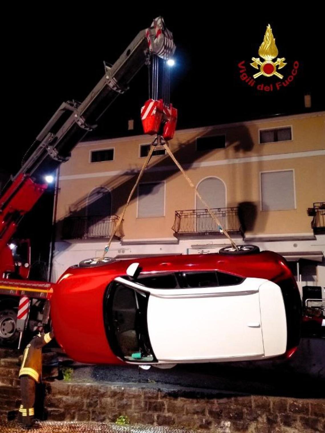 Incidente stradale a Mel: auto fuori strada, intervento dei Vigili del Fuoco